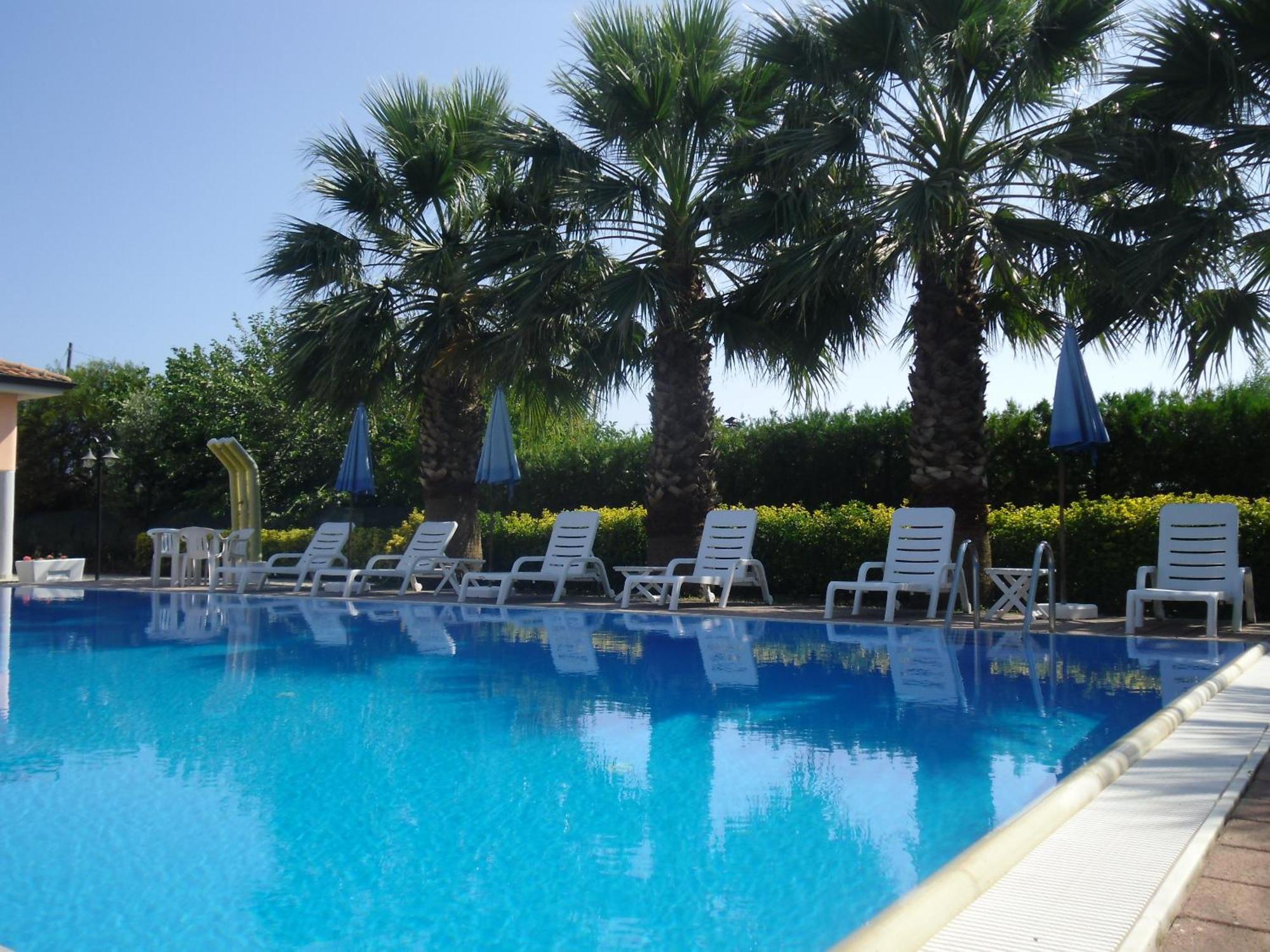 Villa Laura Residence Hotel Apartments & Studios Ашеа Экстерьер фото